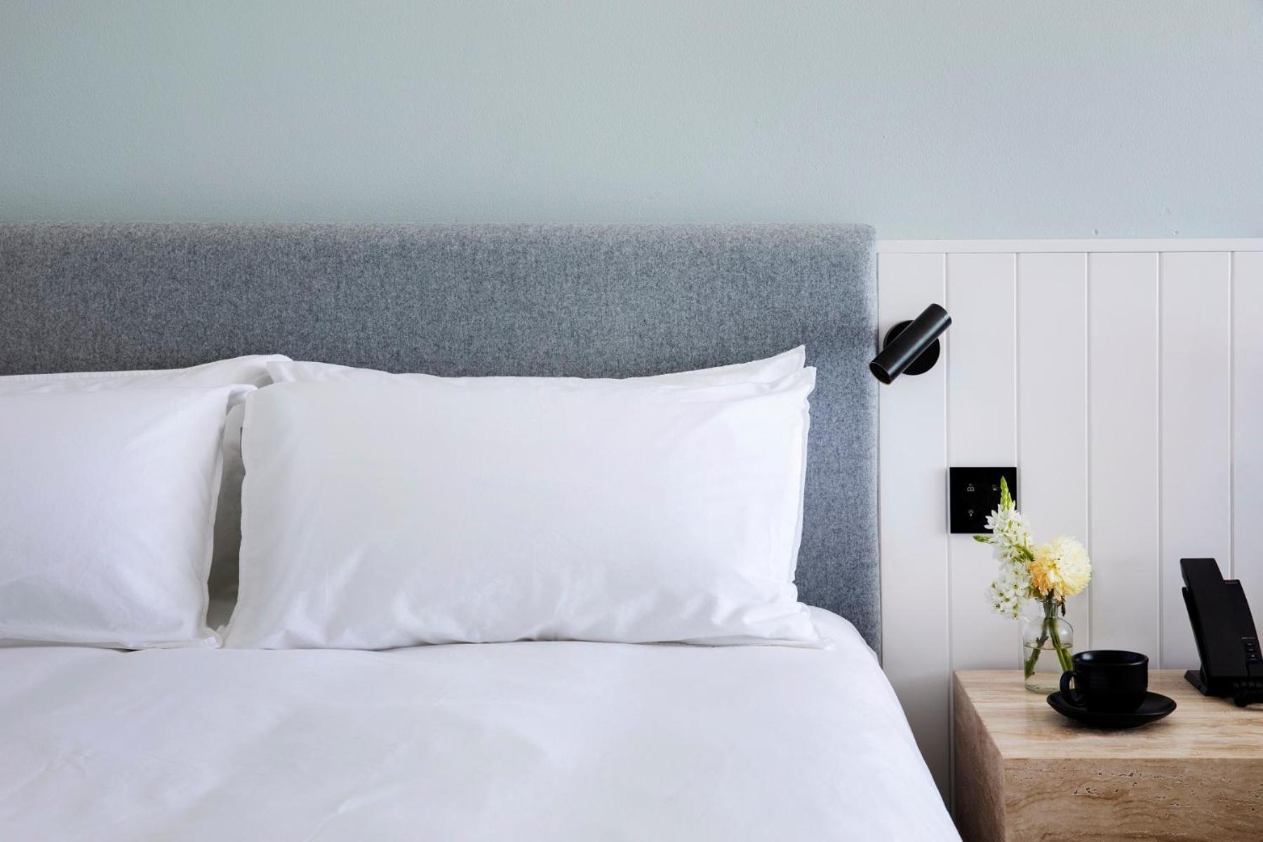 Manly Pacific Sydney Mgallery Collection Zewnętrze zdjęcie A bed with two pillows